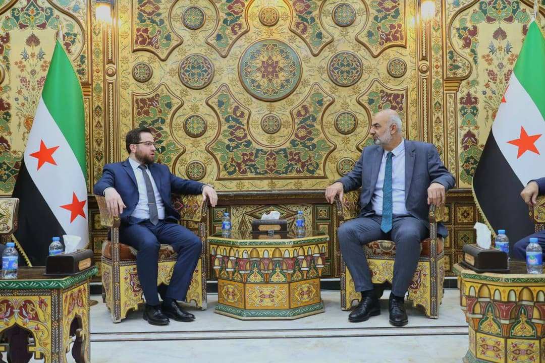 وزير التنمية الإدارية يزور محافظ دير الزور